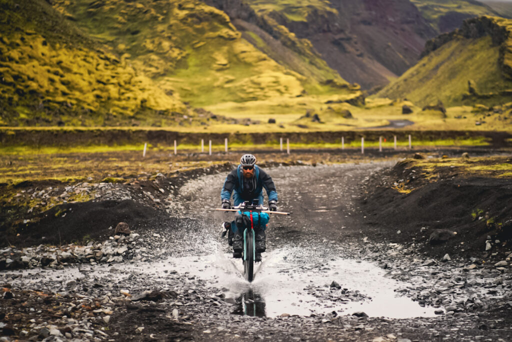Islanda in bikepackig attraversamento di uno dei tanti fiumi.
