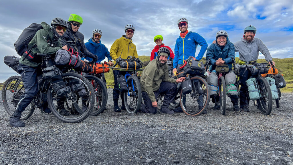 Gruppo di pedalatori durante l'attraversata dell'Islanda.