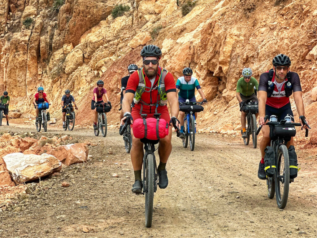 Gruppo di bike travel experience in Marocco in bikepacking.